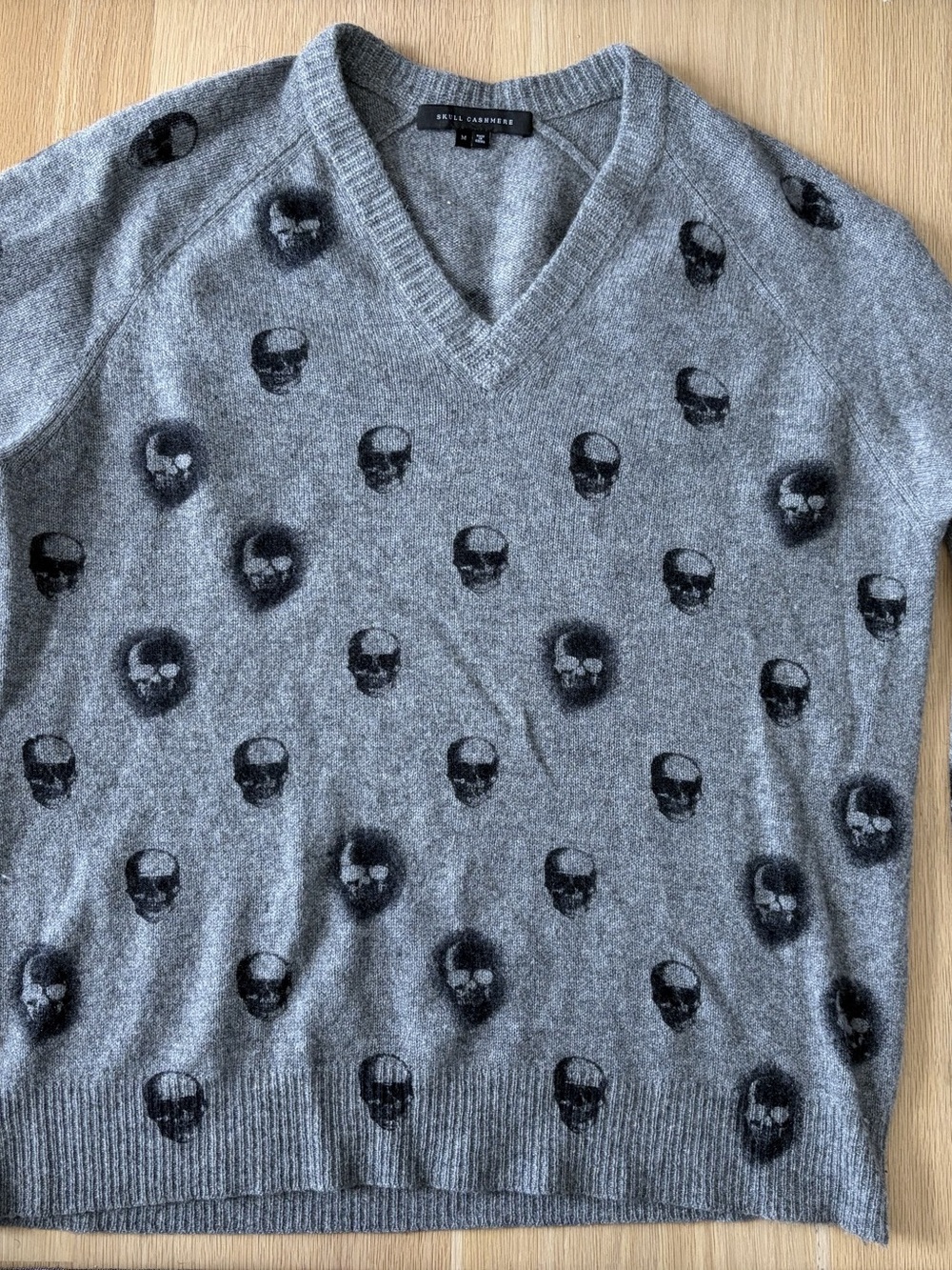 Skull Cashmere Skull V-Neck Sweater in Gray